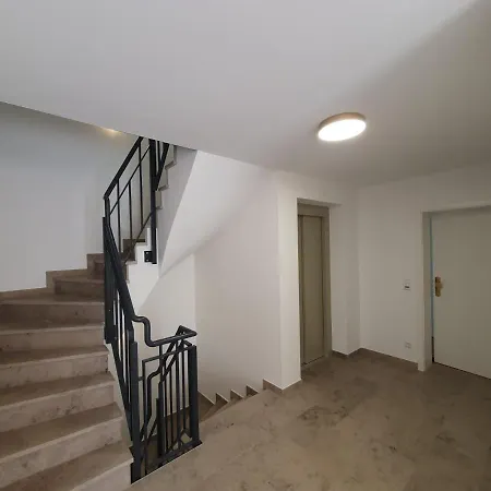 شقة Exklusive Neubau Dachterrassenwohnung Mit Wohnungslift In Vierfamilienvilla