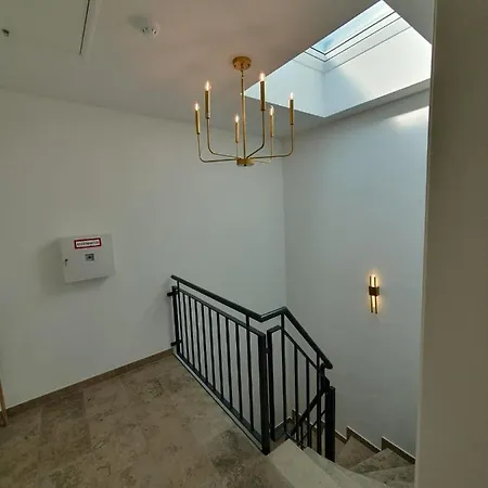 Exklusive Neubau Dachterrassenwohnung Mit Wohnungslift In Vierfamilienvilla Daire *